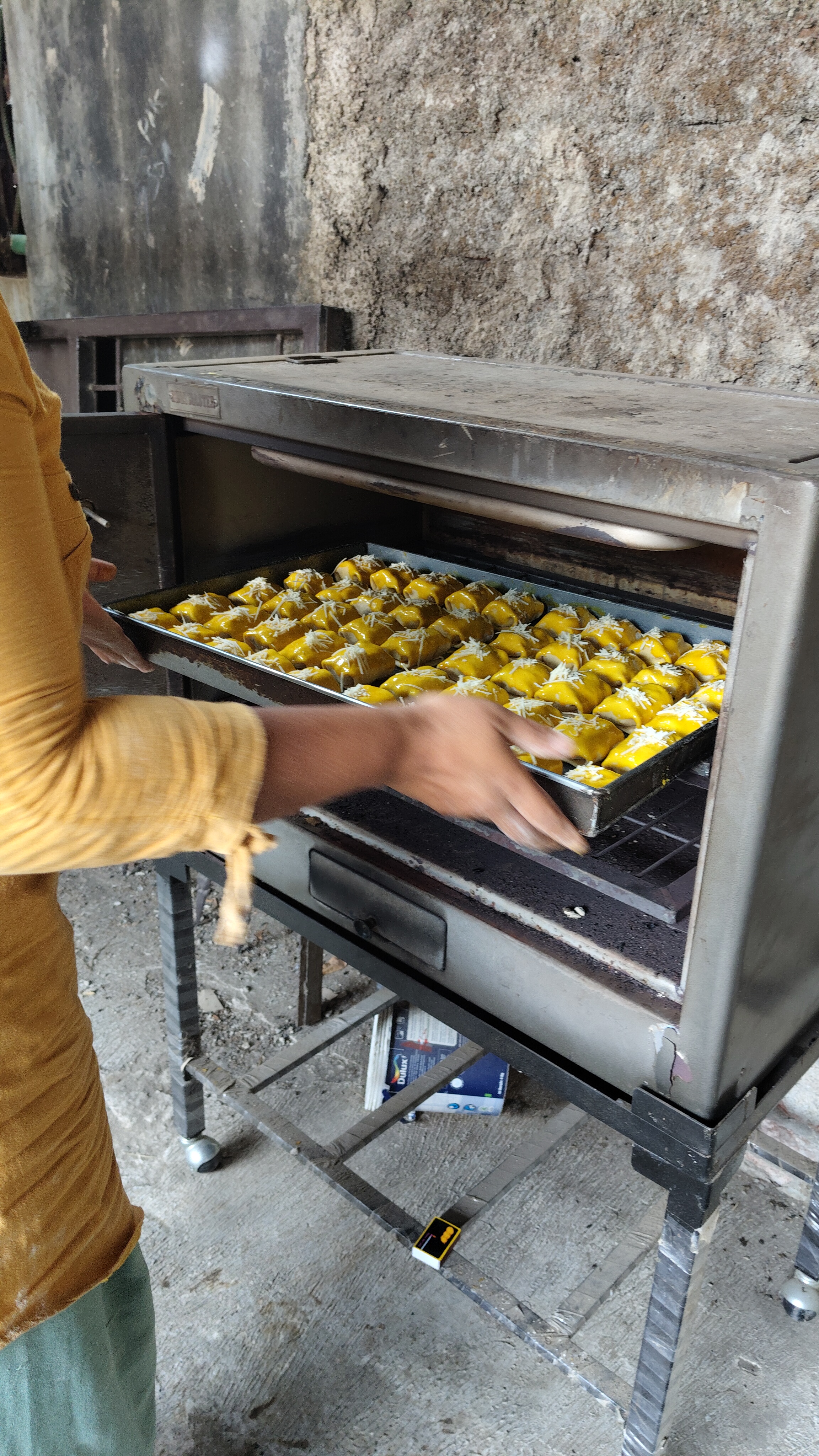 Proses memasukkan bolen ke oven